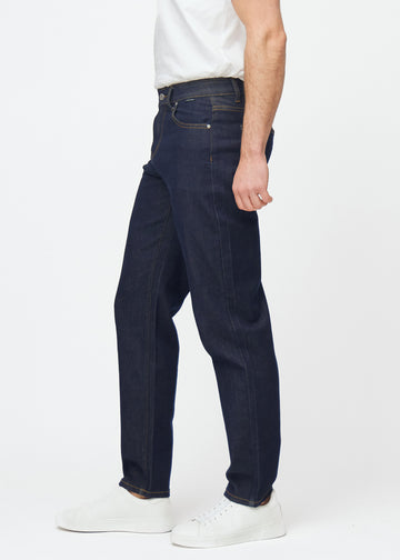 Djup mörkblå denim jeans för män i färgen Midnights med regular passform sedd från sidan på modell.