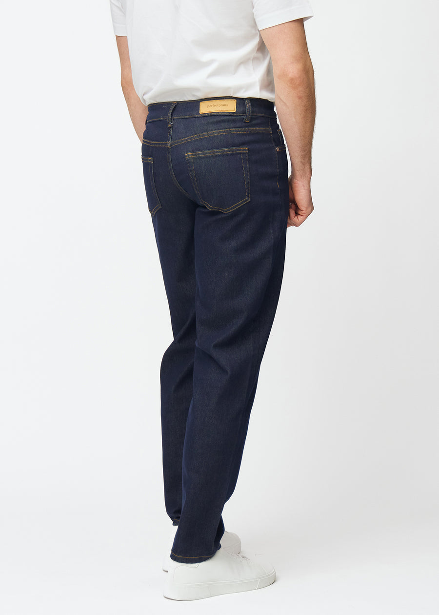 Djup mörkblå denim jeans för män i färgen Midnights sedd bakifrån, så att passformen kan ses.