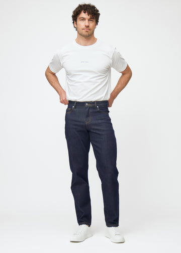 Helbild av modell i djup mörkblå denim jeans för män i färgen Midnights med regular passform.