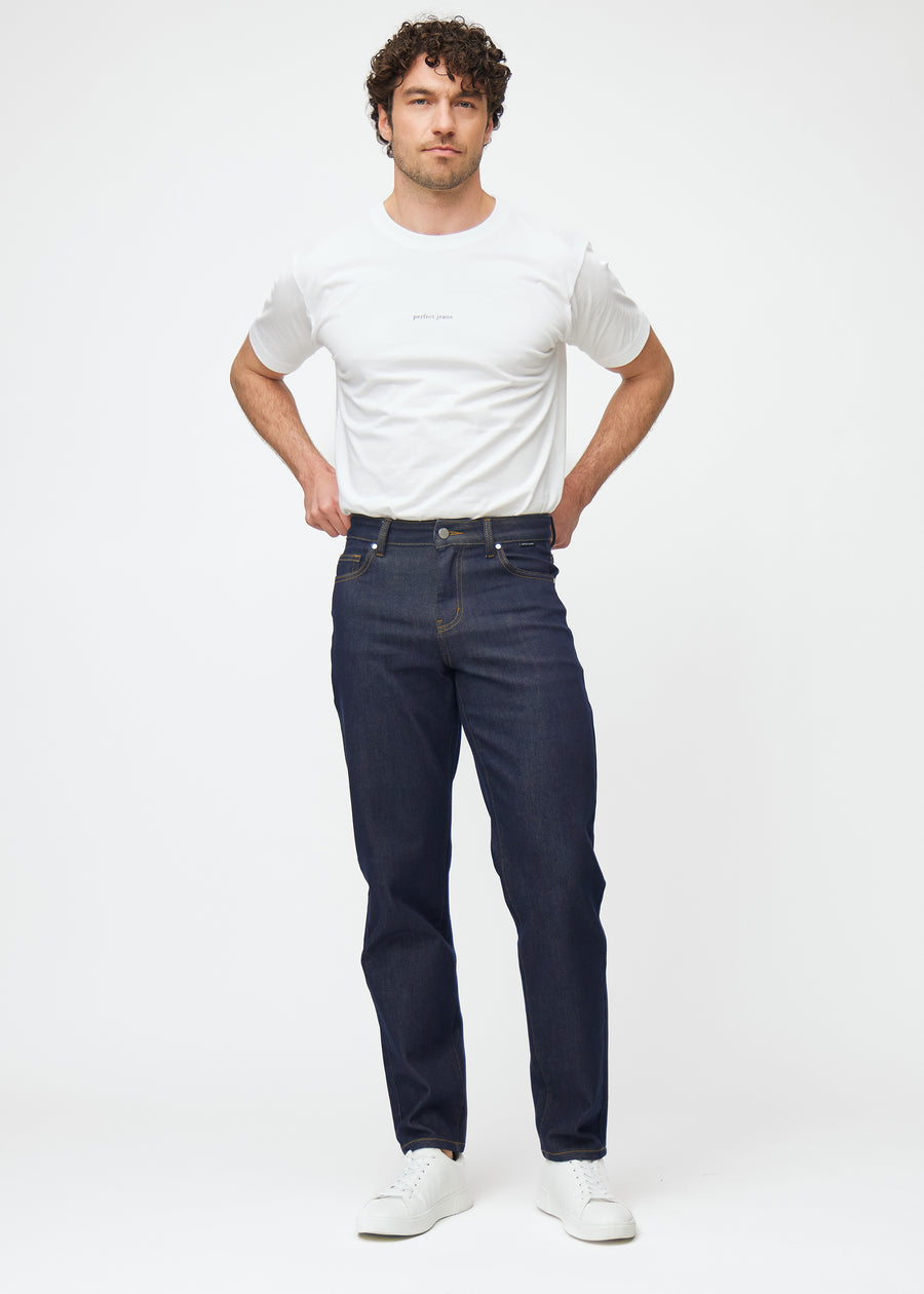 Helbild av modell i djup mörkblå denim jeans för män i färgen Midnights med regular passform.