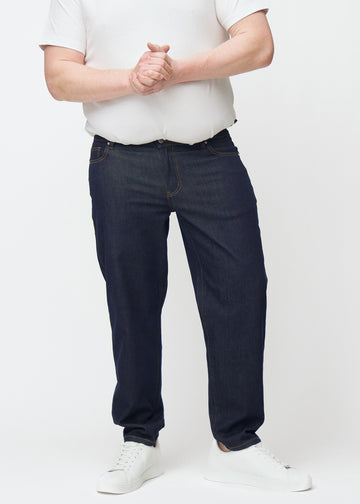 Djup mörkblå denim jeans för män i färgen Midnights med regular passform sedd framifrån på plus-size-modell.
