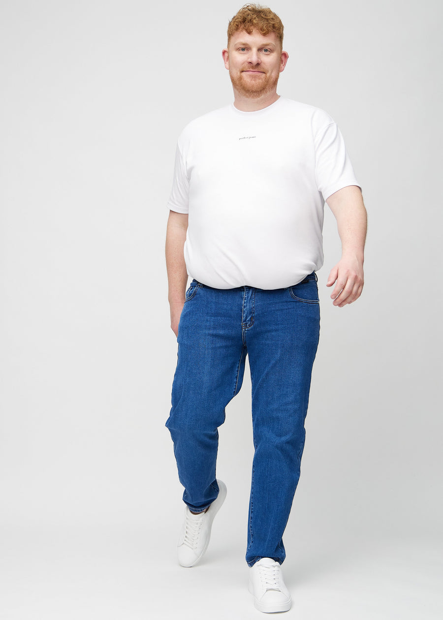 Helbild av en plus-size-modell i mörkblå denim regular jeans.