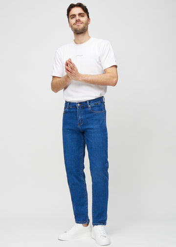 Helbild av modell i mörkblå denim regular jeans.