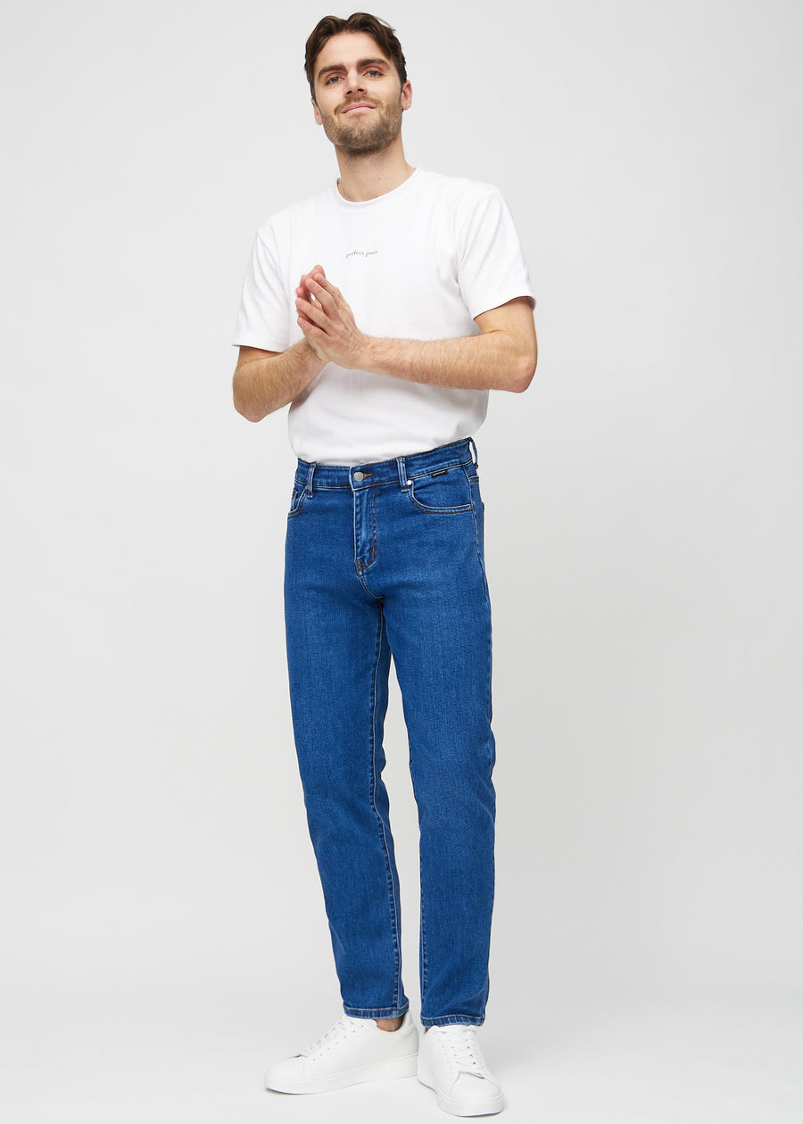 Helbild av modell i mörkblå denim regular jeans.