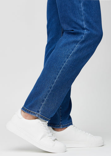 Anklarna på en modell, så att man kan se hur löst jeansen sitter.