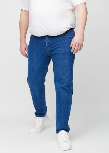 Mörkblå denim regular jeans, modellnamn Oceans, som går rakt ner längs benet på en plus-size-modell, sedd framifrån.