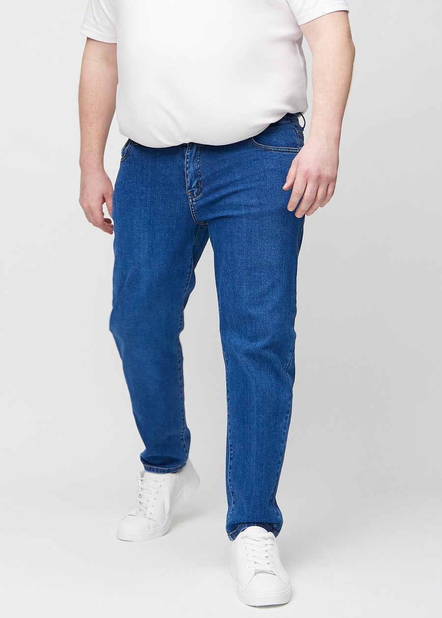 Mörkblå denim regular jeans, modellnamn Oceans, som går rakt ner längs benet på en plus-size-modell, sedd framifrån.