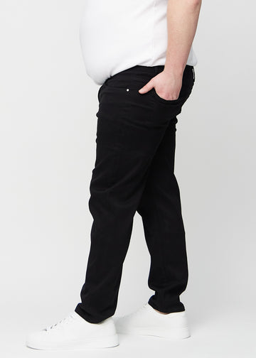 Svarta regular jeans sett från sidan på en plus-size-modell.