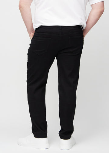 Svarta regular jeans sett bakifrån på en plus-size-modell, så att man kan se hela produkten.