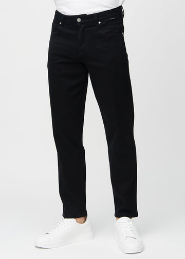 Svarta regular jeans, modellnamn Ravens, som går rakt ner längs benet, sett framifrån.
