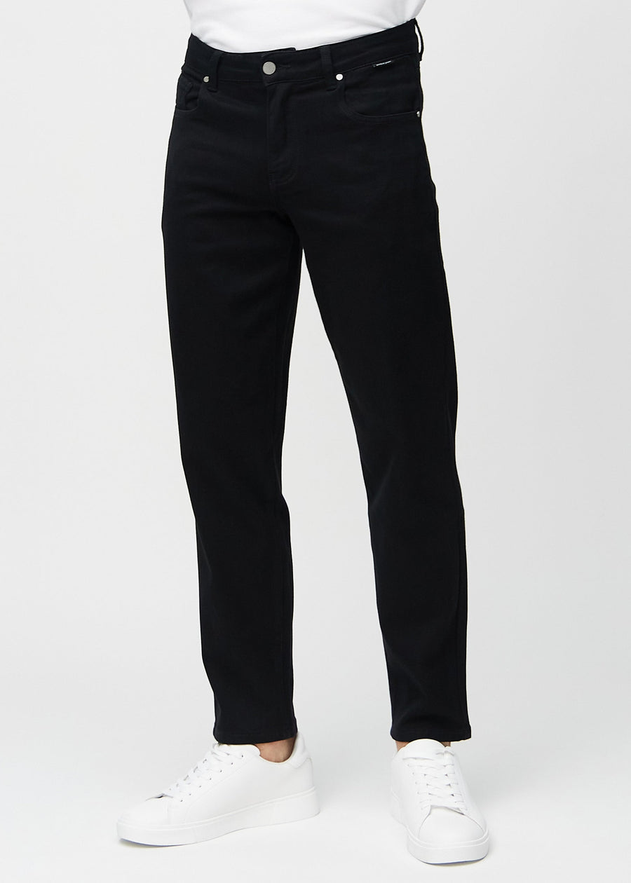 Svarta regular jeans, modellnamn Ravens, som går rakt ner längs benet, sett framifrån.