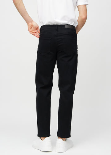 Svarta regular jeans sett bakifrån, så att man kan se hela produkten.