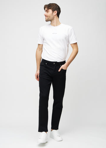 Helbild av modell i svarta regular jeans.
