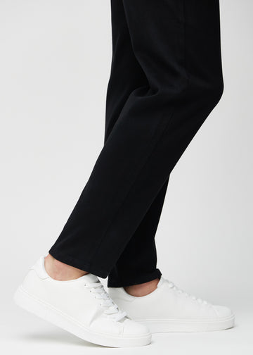 Anklarna på en modell, så att man kan se hur löst jeansen sitter.