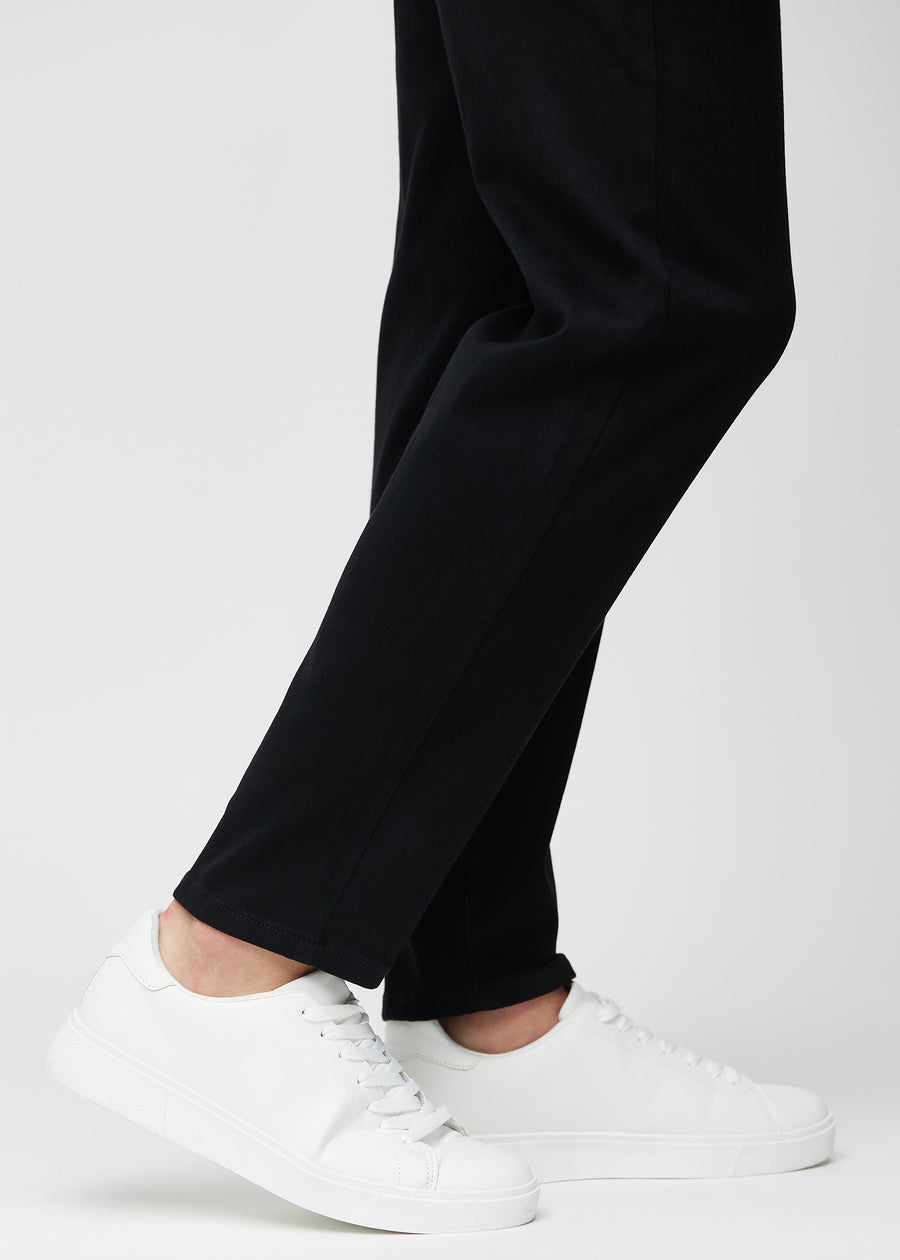 Anklarna på en modell, så att man kan se hur löst jeansen sitter.