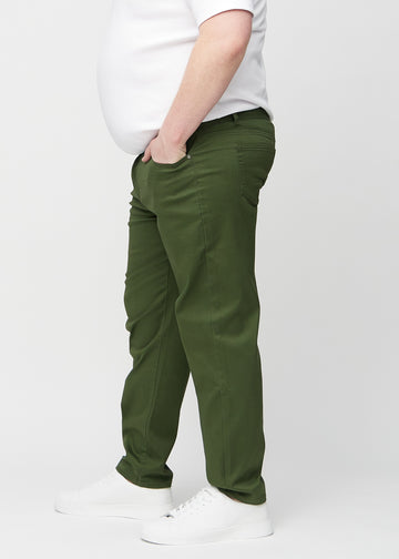 Mörkgröna regular jeans sedda från sidan på en plus-size-modell.