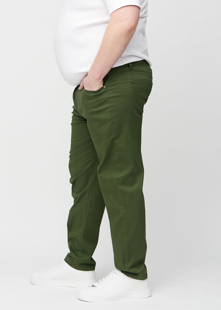 Mörkgröna regular jeans sedda från sidan på en plus-size-modell.