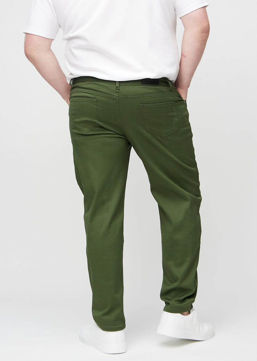 Mörkgröna regular jeans sedda bakifrån på en plus-size-modell, så att man kan se hela produkten.