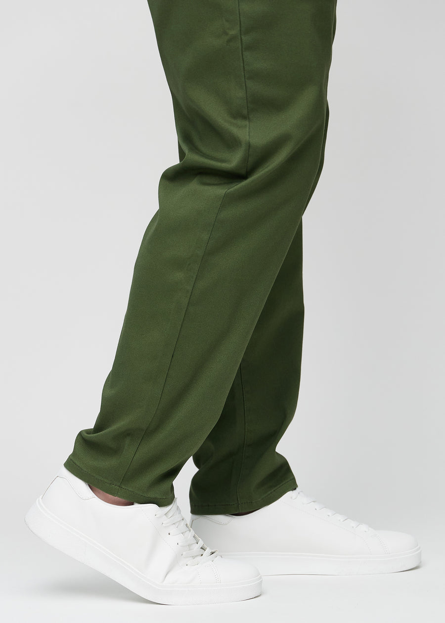 Anklarna på en plus-size-modell, så att man kan se hur löst jeansen sitter.