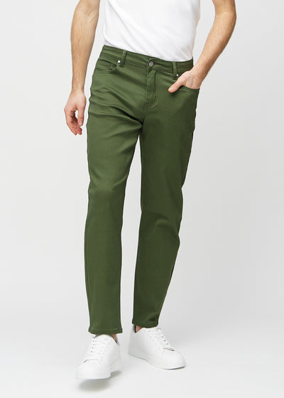 Mörkgröna regular jeans, modellnamn Renewals, som går rakt ner längs benet, sedd framifrån.