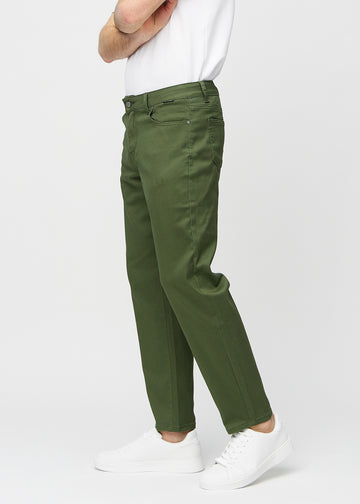 Mörkgröna regular jeans sedda från sidan på modell.