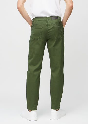 Mörkgröna regular jeans sedda bakifrån, så att man kan se hela produkten.