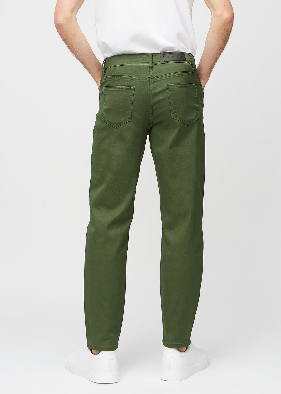 Mörkgröna regular jeans sedda bakifrån, så att man kan se hela produkten.