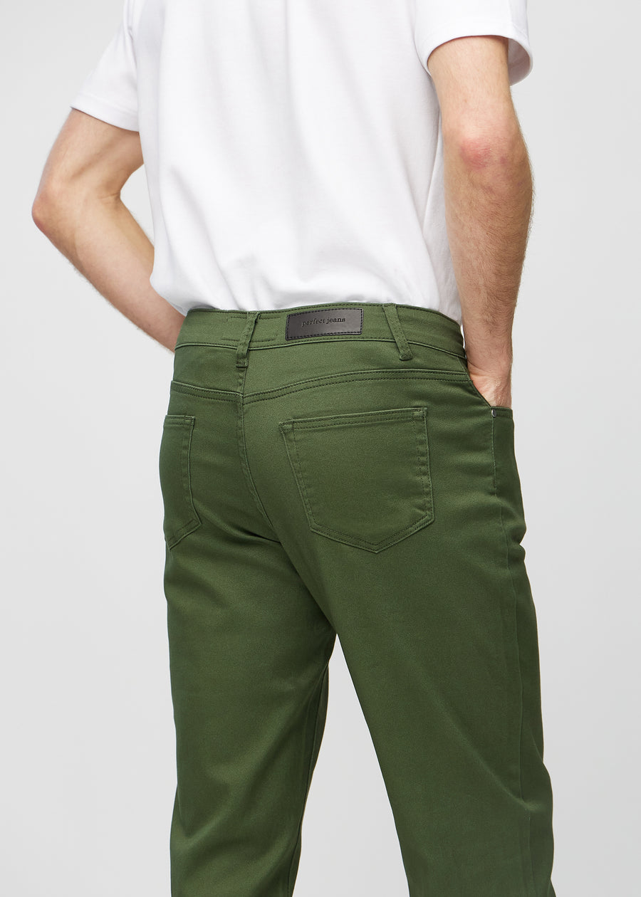 Mörkgröna regular jeans sedda bakifrån i närbild för att visa detaljer.