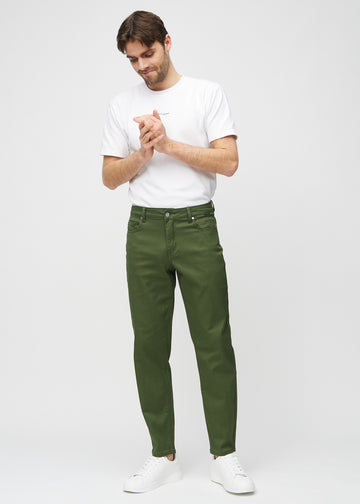 Helbild av modell i mörkgröna regular jeans.