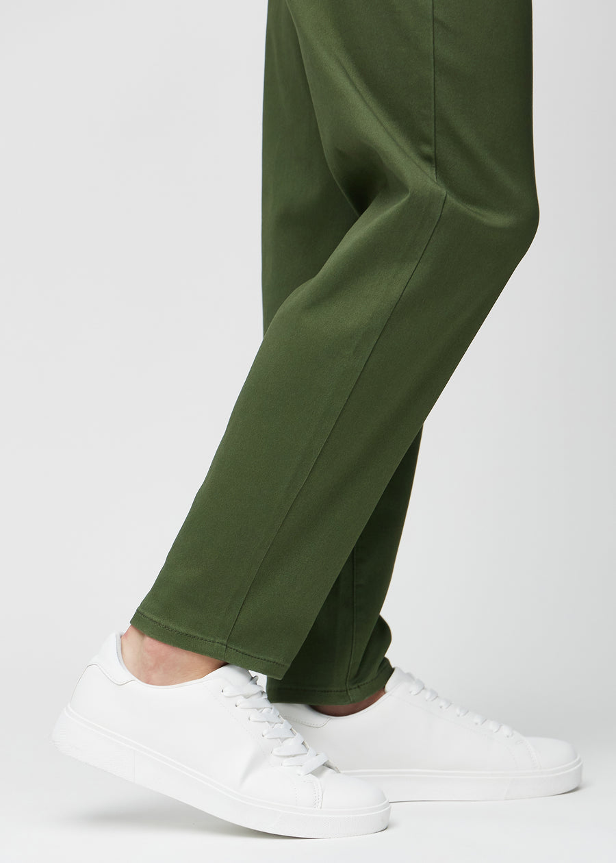 Anklarna på en modell, så att man kan se hur löst jeansen sitter.