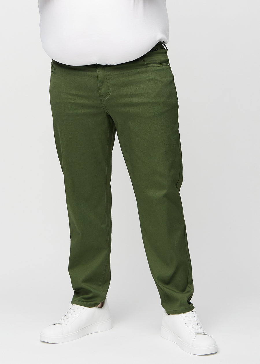 Mörkgröna regular jeans, modellnamn Renewals, som går rakt ner längs benet på en plus-size-modell, sedd framifrån.