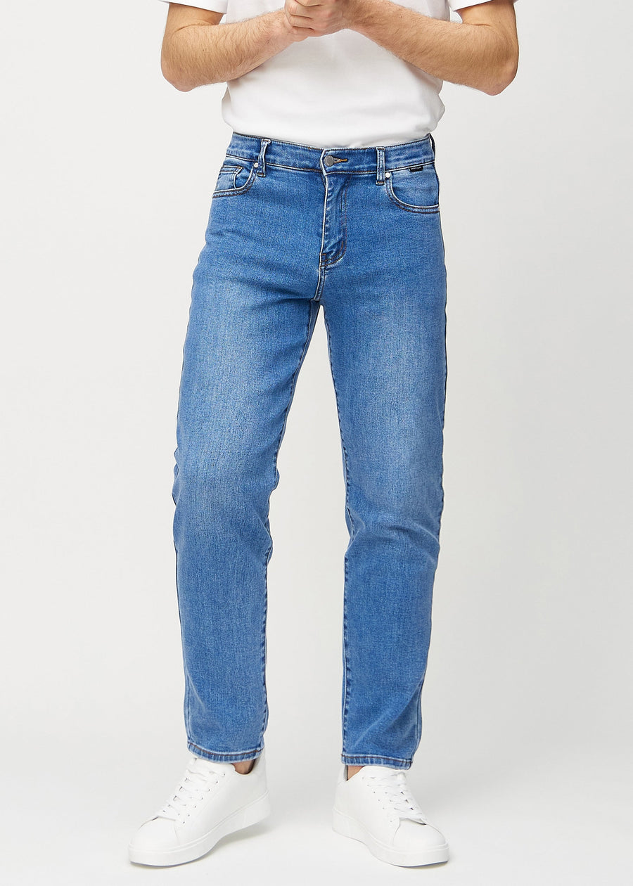 Denimjeans i regular fit, modell Rivers, med raka ben, sedda framifrån.