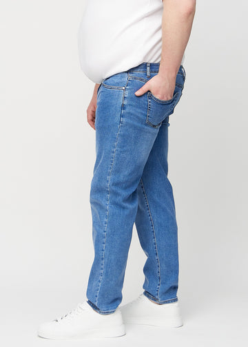 Denimjeans i regular fit sedda från sidan på en plus size-modell.