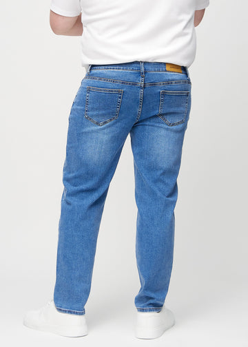 Denimjeans i regular fit sedda bakifrån på en plus size-modell, så att hela produkten syns.