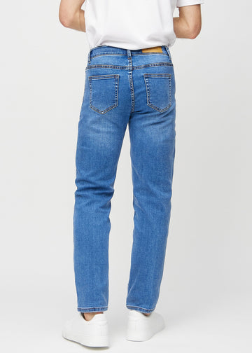 Denimjeans i regular fit sedda bakifrån, så att hela produkten syns.