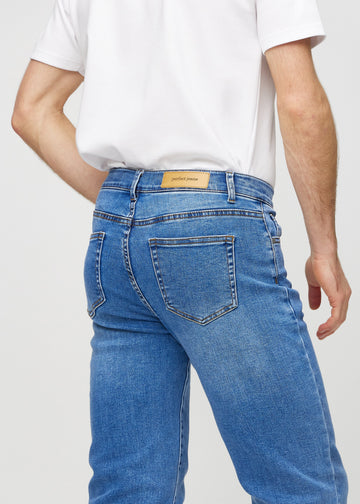 Närbild bakifrån av denimjeans i regular fit som visar detaljerna.