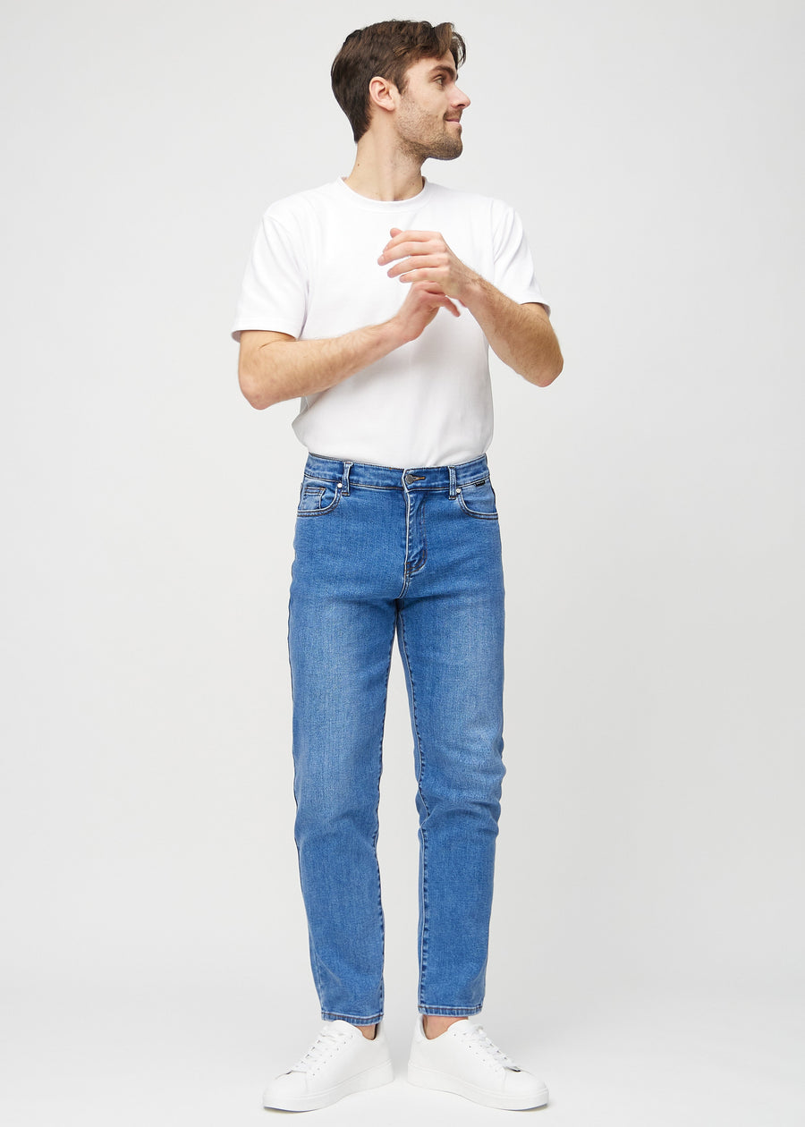 Helbild av en modell i denimjeans med regular fit.