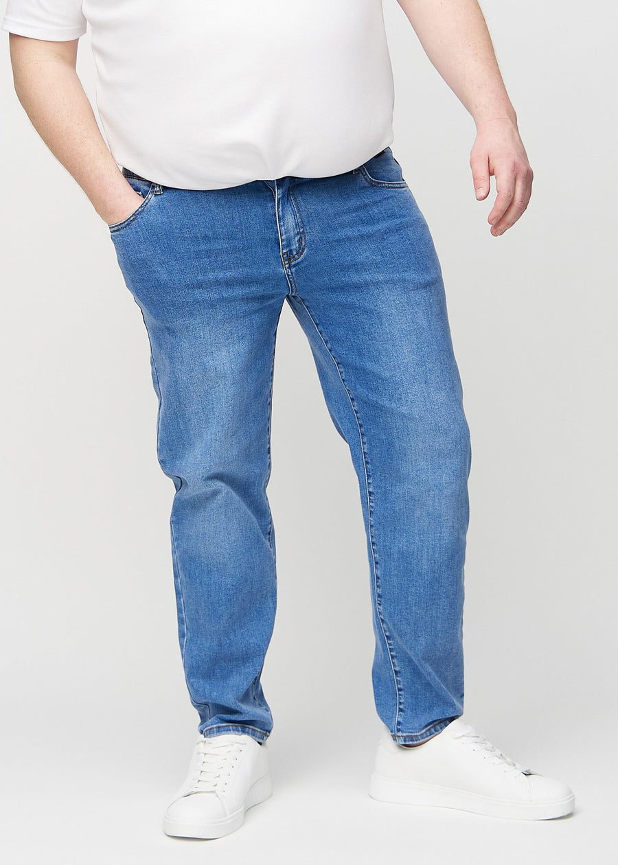 Denimjeans i regular fit, modell Rivers, med raka ben på en plus size-modell, sedda framifrån.
