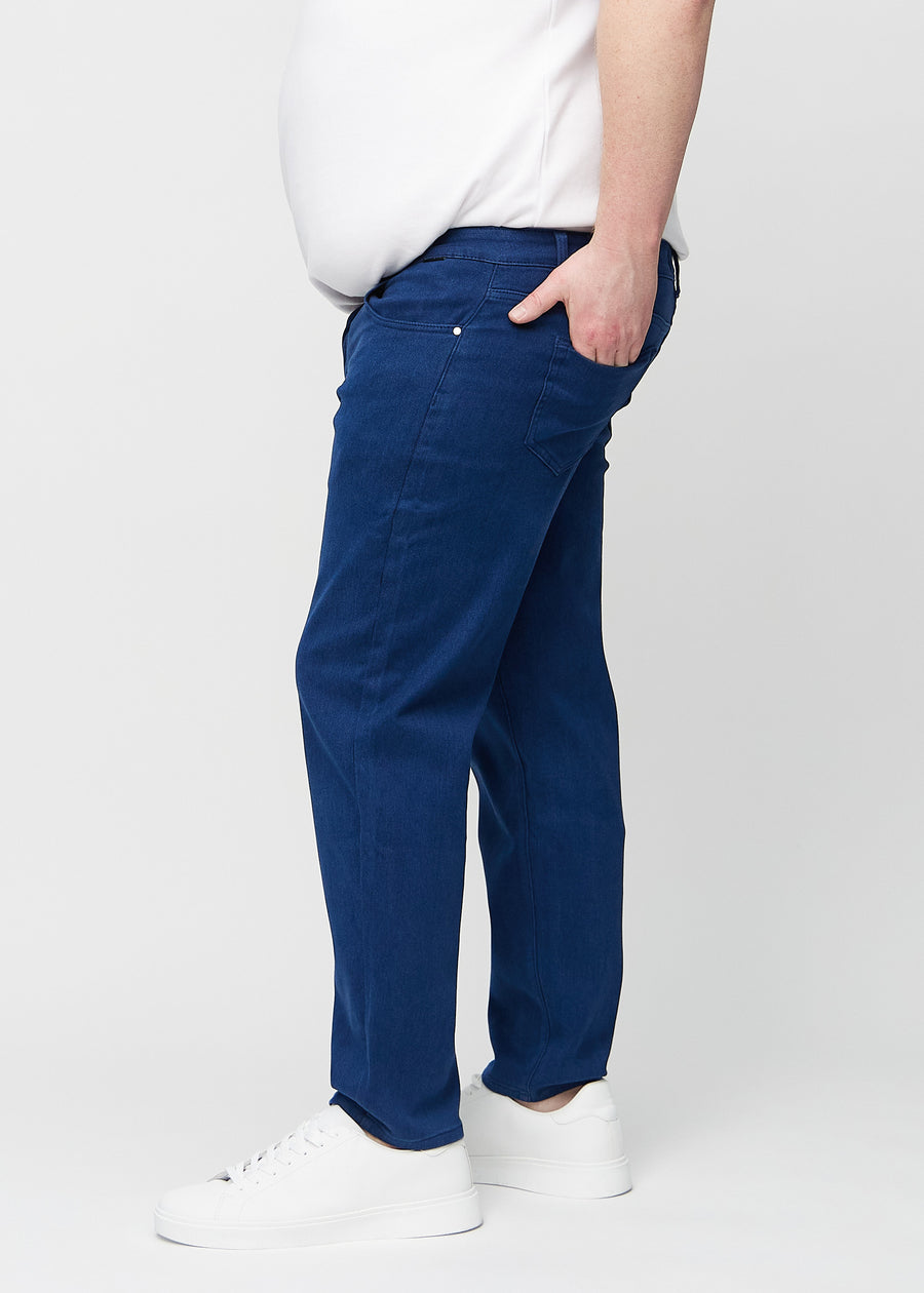 Mörkblå regular jeans sedd från sidan på en plus-size-modell.