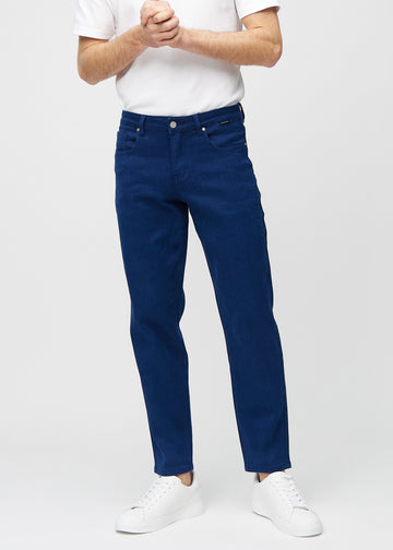 Mörkblå regular jeans, modellnamn Royals, som går rakt ner längs benet, sedd framifrån.