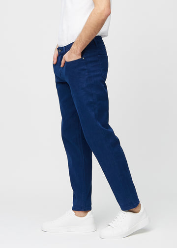 Mörkblå regular jeans sedd från sidan på modell.