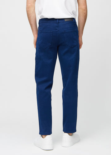 Mörkblå regular jeans sedd bakifrån, så att man kan se hela produkten.