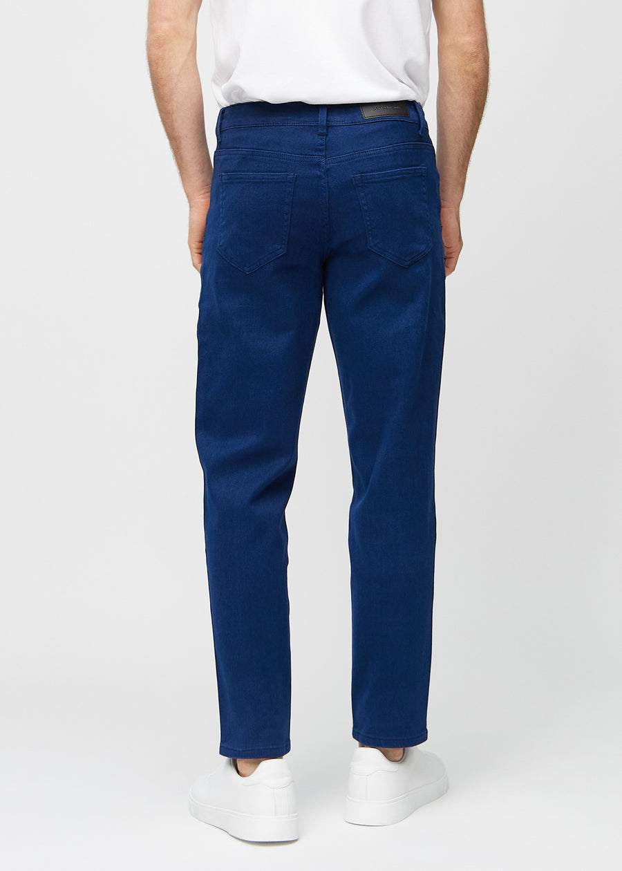 Mörkblå regular jeans sedd bakifrån, så att man kan se hela produkten.