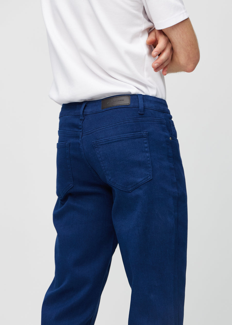 Mörkblå regular jeans sedd bakifrån på nära håll för att visa detaljer.