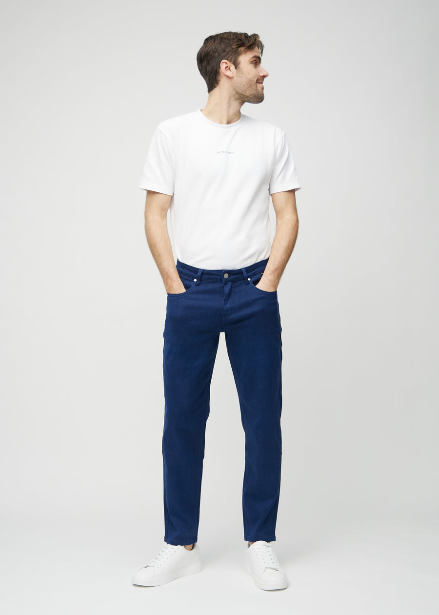 Helbild av modell i mörkblå regular jeans.