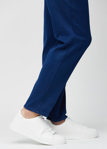 En modells anklar, så att man kan se hur löst jeansen sitter.