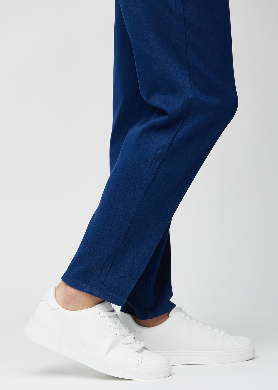 En modells anklar, så att man kan se hur löst jeansen sitter.