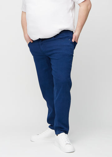 Mörkblå regular jeans, modellnamn Royals, som går rakt ner längs benet på en plus-size-modell, sedd framifrån.
