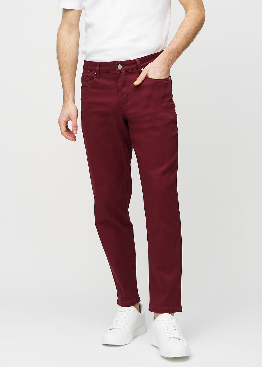 Mörkröda regular jeans, modellnamn Santas, som går rakt ner längs benet, sett framifrån.