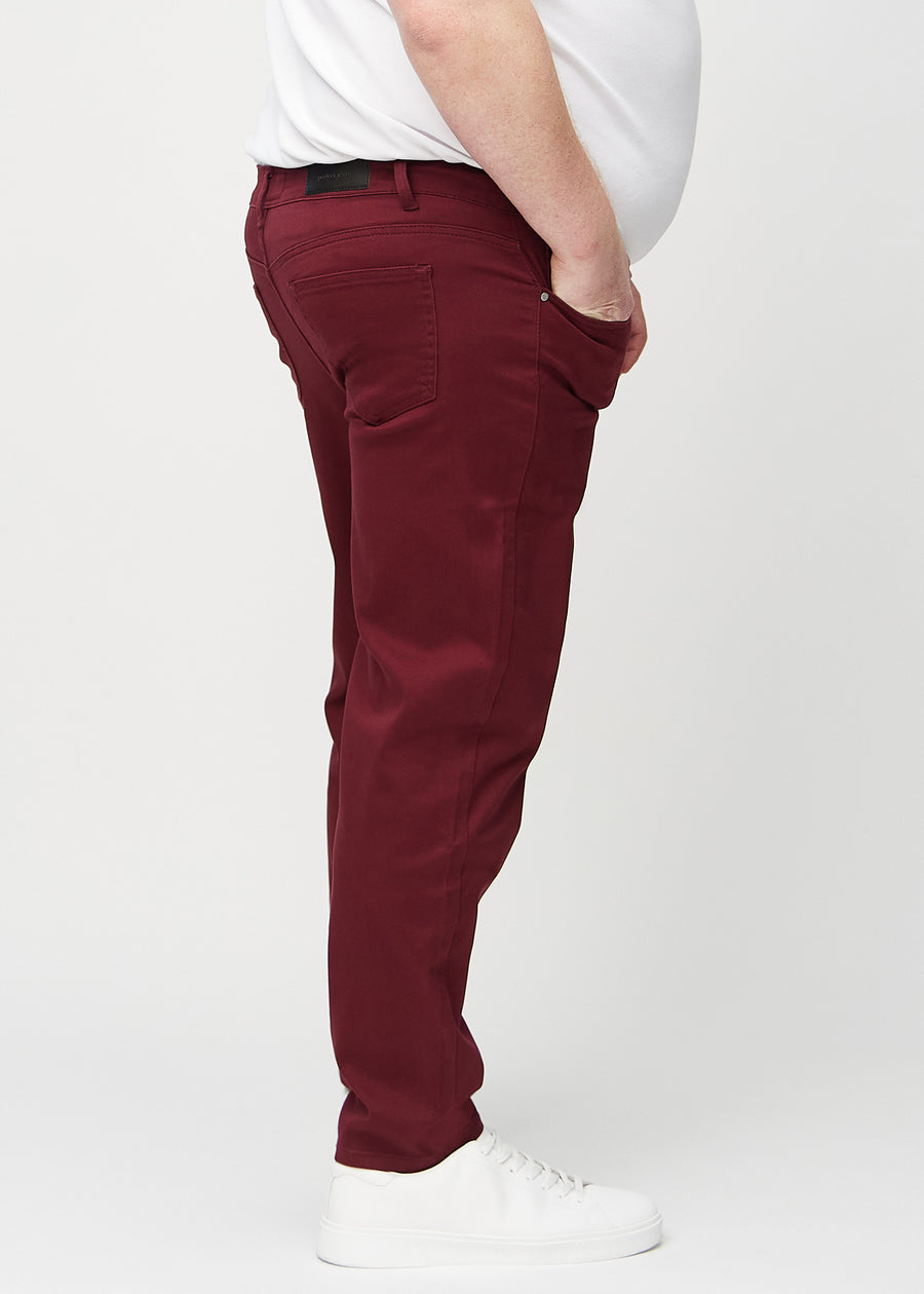 Mörkröda regular jeans sett från sidan på en plus-size-modell.